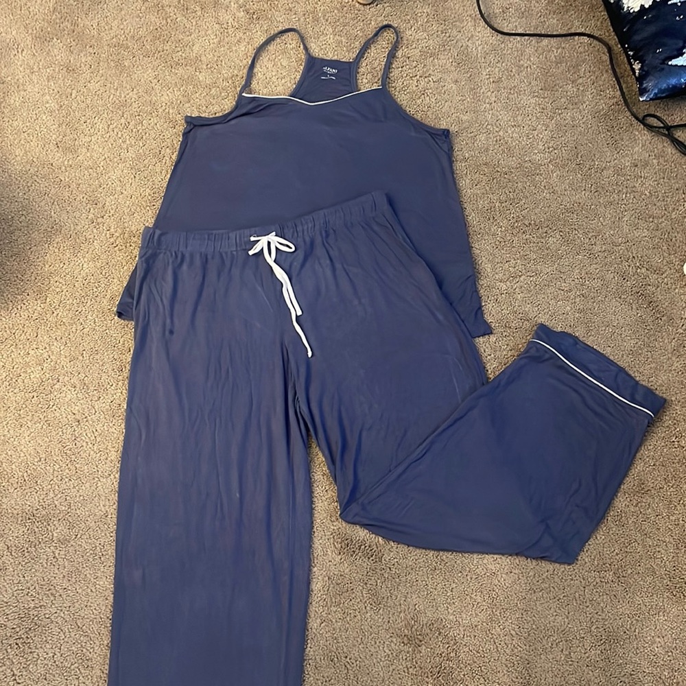 Lightly worn Alfani pajama set. Size large, loose fitting, and very soft.